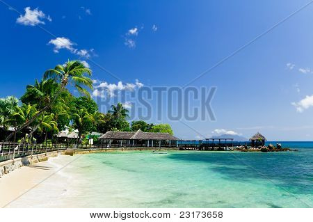 Blue Lagoon en een Pier In tropische Resort, Seychellen