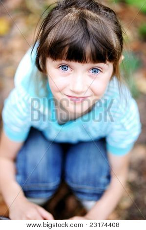 Outdoor ritratto di bambino carino ragazza In giacca blu