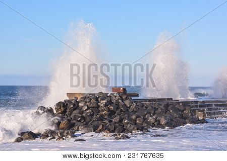 Photo Picture Of A Big Wave In The Ocean