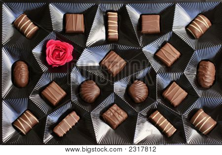 Caja de chocolate con una rosa
