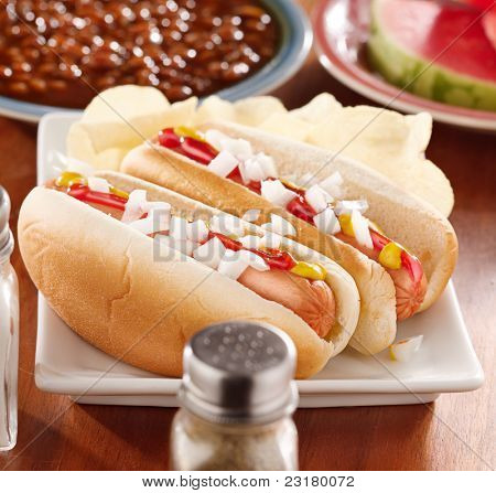 jídlo s hot-dogy a zálivky