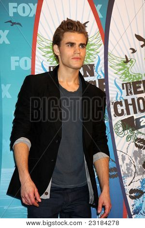 LOS ANGELES - 8 août : Paul Wesley dans la salle de presse à la 2010 Teen Choice Awards à Gibson Amp