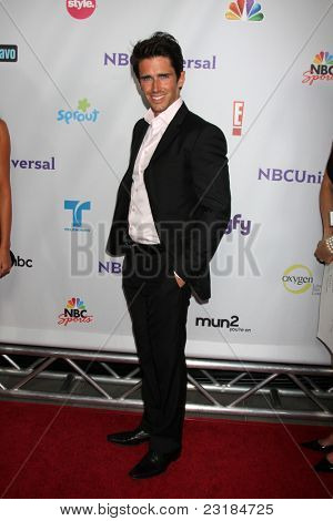 LOS ANGELES - AUG 1: Brandon Beemer přijíždějící z večírku NBC TCA léto 2011 v SLS Hotel na Augus