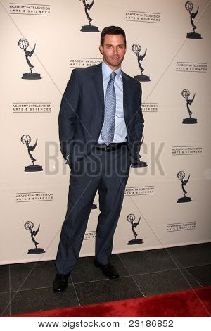 LOS ANGELES - JUN 16: Eric Martsolf příjezdu na Akademie televizních umění a věd denní