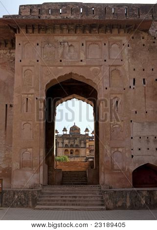 Escadas acima através do portão de Raja Mahal Jehanghir Mahal, na Orchha Índia.