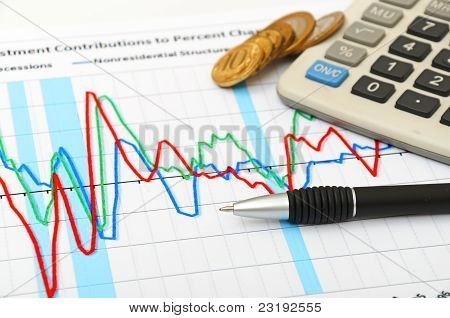 계산기, 동전과 펜 차트에 누워입니다.