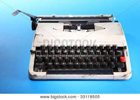 Old fashion typewritter su sfondo blu