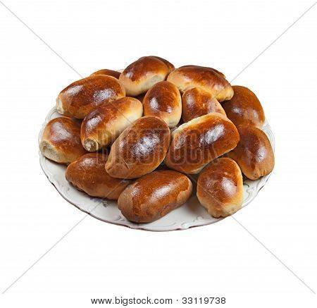 Talíř s pečivem (piroshki). Izolovaný.