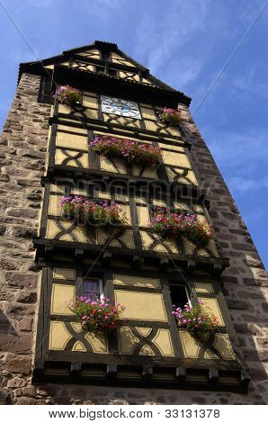 Francia, la pequeña aldea de Riquewihr en Alsacia