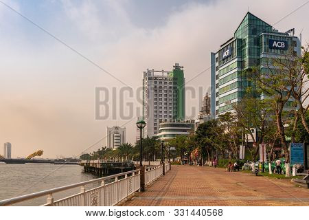 Da Nang, Vietnam - March 10, 2019: Brown Boardwalk Along Han River And Bach Dang Street With Green A