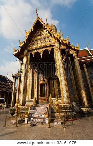 Famoso templo Phra Sri Ratana Chedi coberto com folha de ouro no interior grande palácio