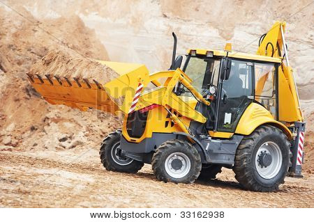 Radlader Bagger mit Tieflöffel entladen Sand am Eathmoving arbeitet im Bau Website Steinbruch