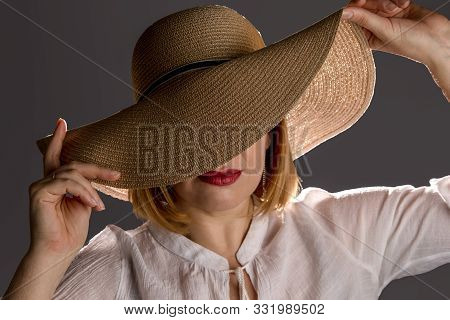Image Portrait Of A Beautiful Brown-eyed Woman