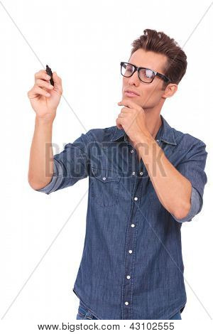 casual giovane uomo scrivendo qualcosa su un schermo immaginario e guardarla citazioni. isolato su una
