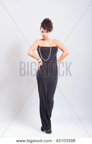 celé délce obrázek sexy móda pro mladé ženy vystupují s ruce na boky v sexy oblečení a vzhled