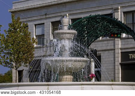 Manitowoc, Wi Usa 07-25-2021: Beautiful New Fountain In Manitowoc Downtown.