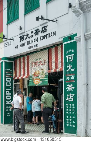 Kl ,malaysia - Oct 9,2019 : People Can Seen Queuing In Front Of The Ho Kow Hainam Kopitiam. It Is A 