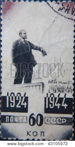 Russland 1944: Briefmarke gedruckt von UdSSR zeigt Skulptur PortrÃ¤t des sozialistischen Lider Lenin