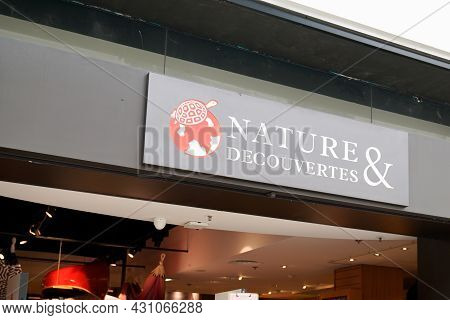 Bordeaux , Aquitaine  France - 08 20 2021 : Nature Et Decouvertes Logo Brand And Text Facade Sign St