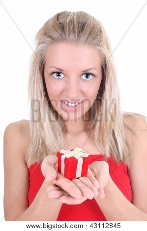 Donna sorridente Holding Peresent rosso