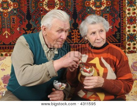Nonno prendere fragola da nonna Rummer