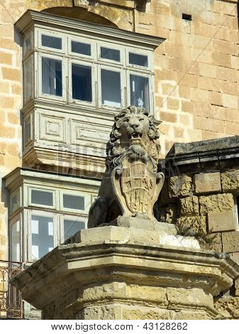 De Vilhena Löwensymbol Statue von Valletta und die traditionelle Holzbalkone in East Street, Malta