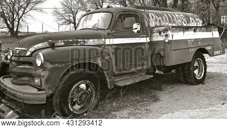 Dixon, Nebraska, May 11, 2021: An Old Gas Delivery Truck Bearing The Logo Represents Phillips 66 Com
