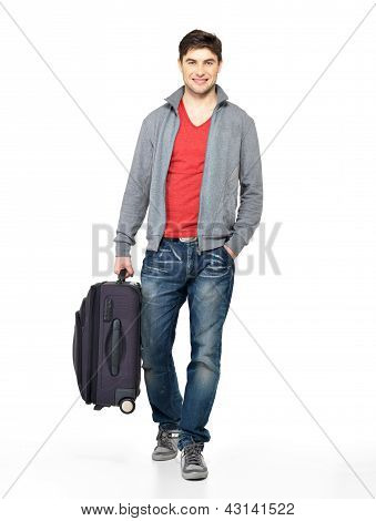 Retrato completo de sorrindo feliz homem com mala