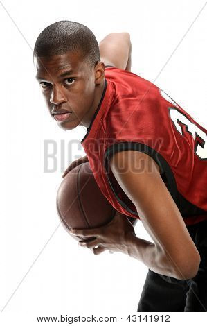 Basketteur noir jeune avec ballon isolé sur fond blanc