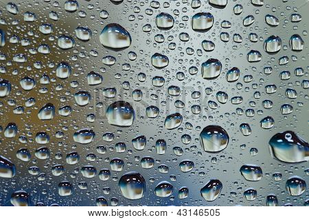 Goccia d'acqua sulla parete di vetro