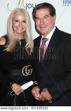 LOS ANGELES - AUG 20:  Candace Garvey, Steve Garvey at the 21st Annual Harold and Carole Pump Foundation Gala at the Beverly Hilton Hotel on August 20, 2021 in Beverly Hills, CA