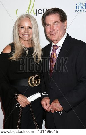 LOS ANGELES - AUG 20:  Candace Garvey, Steve Garvey at the 21st Annual Harold and Carole Pump Foundation Gala at the Beverly Hilton Hotel on August 20, 2021 in Beverly Hills, CA