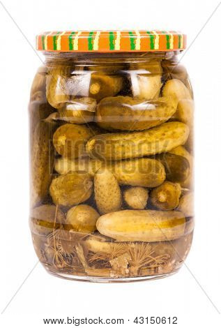 concombre en conserve isolé