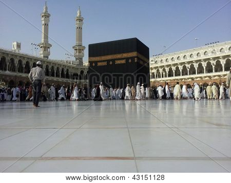 MEKKA - 23. května: Muslimští poutníci modlí v Kaaba z přízemí z mešita Haram květen 23, 2012