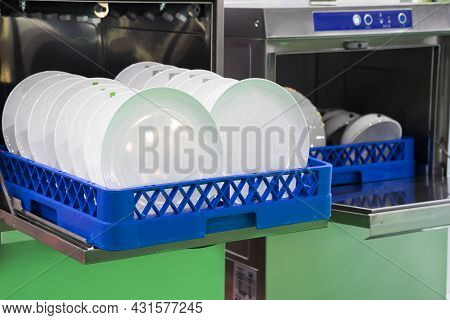 Gloass / Bowl / Dish Washer Machine ; Selective Foucs