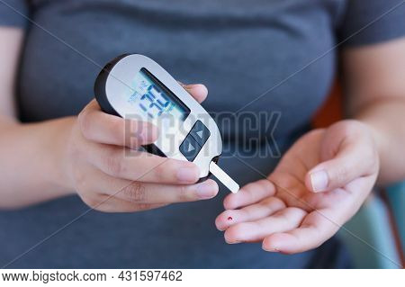 Test Blood Glucose For Diabetes In Pregnant Woman With Glucometer