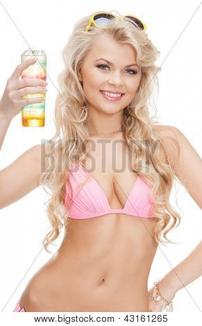 Frau im Bikini mit Glas Saft oder cocktail