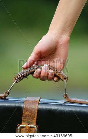 HÃ¤nde einer Frau mit einem Koffer