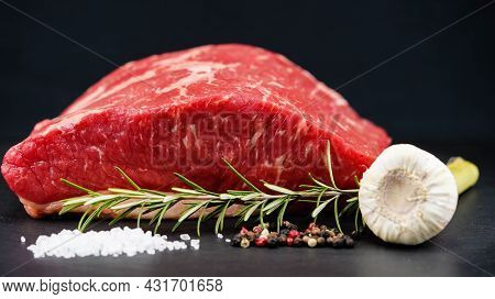 Roastbeef With Fried Potatoes An Remoulade Sauce