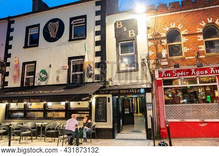 Wexford Ireland - August 14 017; Traditional Street Scene In Quaint Architecture Of Shop And Pub Fro