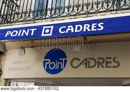 Bordeaux , Aquitaine  France - 08 30 2021 : Point Cadres Logo Shop Brand And Text Sign Of Frames Sto