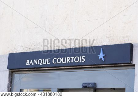 Bordeaux , Aquitaine  France - 08 30 2021 : Banque Courtois Logo Brand And Text Sign On Office Of Fr