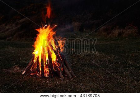 knisternden Lagerfeuer