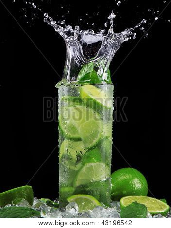 Mojito cocktail auf schwarzem Hintergrund