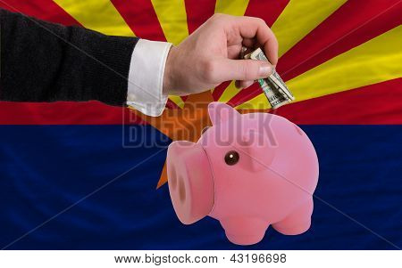Dolar do bohaté prasátko a vlajka amerického státu Arizona