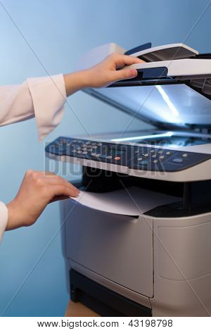 Woman's Hand mit Kopierer arbeiten