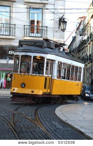 Old Fashioned eléctrico amarelo de Lisboa Portugal