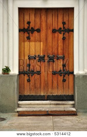 Kilise kapı ahşap kapı ve karmaşık Metal menteşeler.