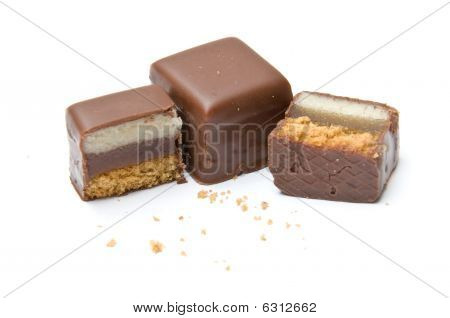 Dois anos e meio cheio de cubos de Chocolate com migalhas