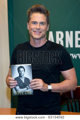 NEW YORK-APR 9: Actor Rob Lowe attends the book signing of 